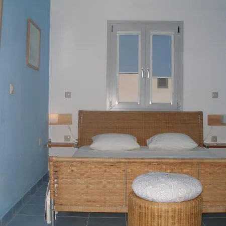 Apartment Inaxos Studios, Viewing Apollo Temple. Naxos City
