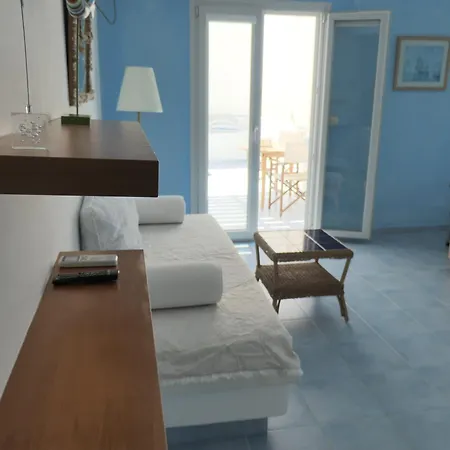 Apartment Inaxos Studios, Viewing Apollo Temple.